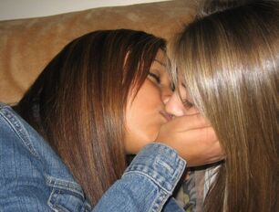 sexy chicks making out