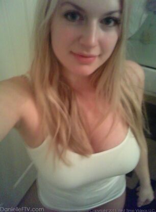 thick breast blondie selfie
